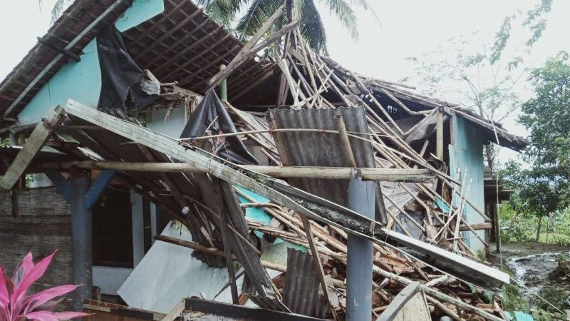 Pohon Petai Tumbang Rusak Satu Rumah di Sukabumi hingga Tak Dapat Ditinggali Lagi