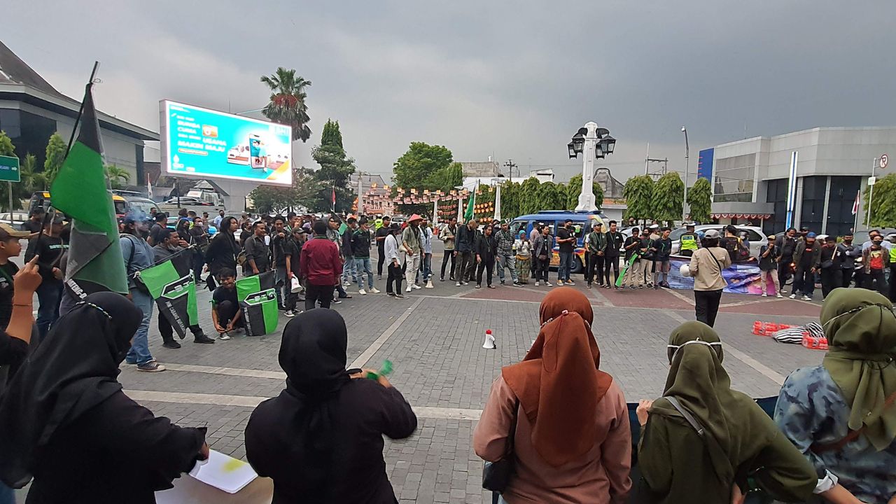 Mahasiswa Demo BBM di Depan Balai Kota Solo, Kecewa Tak Ditemui Gibran