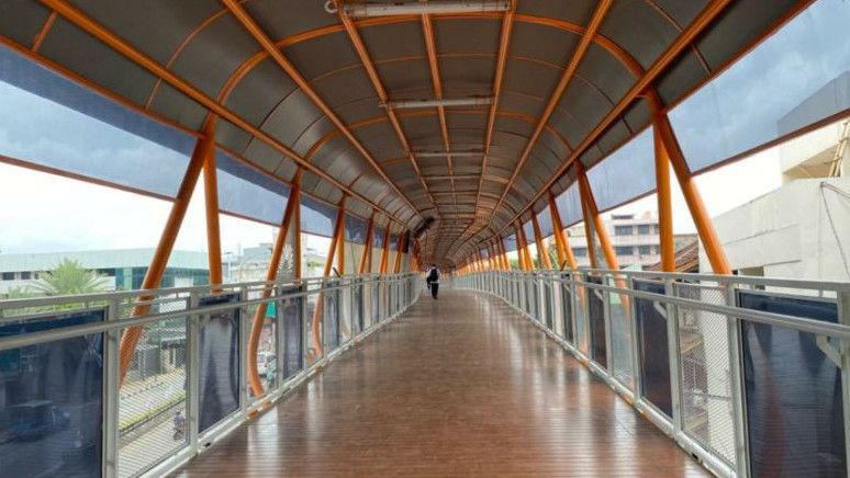 TransJakarta Pastikan Warga yang Melintasi Skywalk Kebayoran Lama Gratis