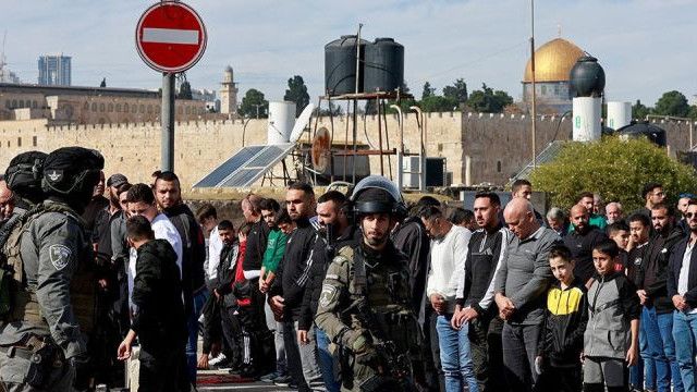 Masjid Al Aqsa Dijaga Ketat Polisi, Jamaah Terpaksa Shalat Jumat di Pinggir Jalan