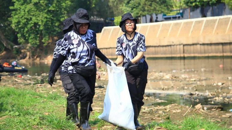 Empat Kuintal Sampah Diangkut dari Sungai Ciliwung