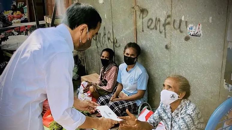 Sempat Turun, Survei Sebut Kepuasan Masyarakat Kepada Jokowi Meningkat karena Sering Bantu Masyarakat Kecil, Kalian Setuju?