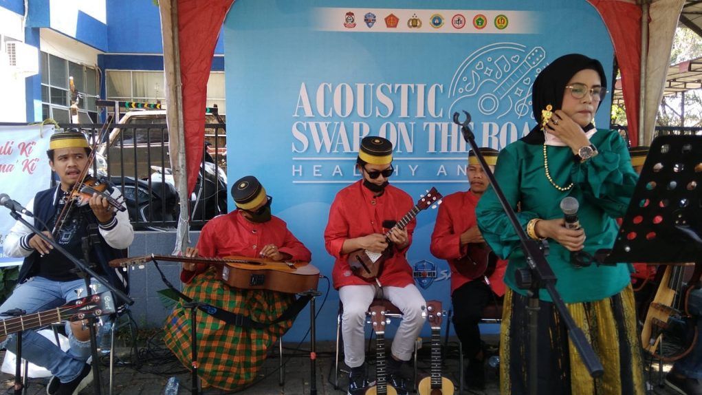 Dishub Makassar Hibur Peserta Swab On The Road Lewat Penampilan Musik Langgam