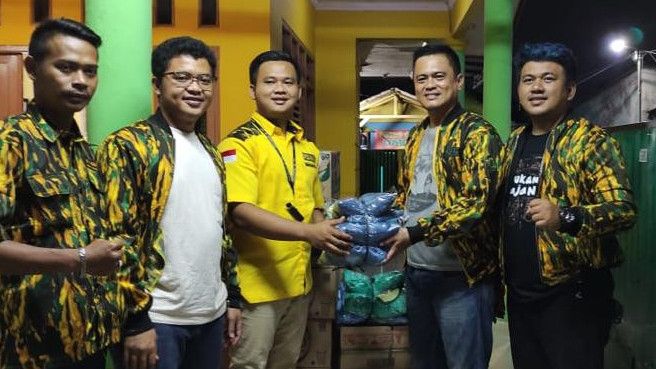 Aksi Pemuda Golkar Karang Tengah Salurkan Bantuan Untuk Korban Terdampak Banjir di Banten