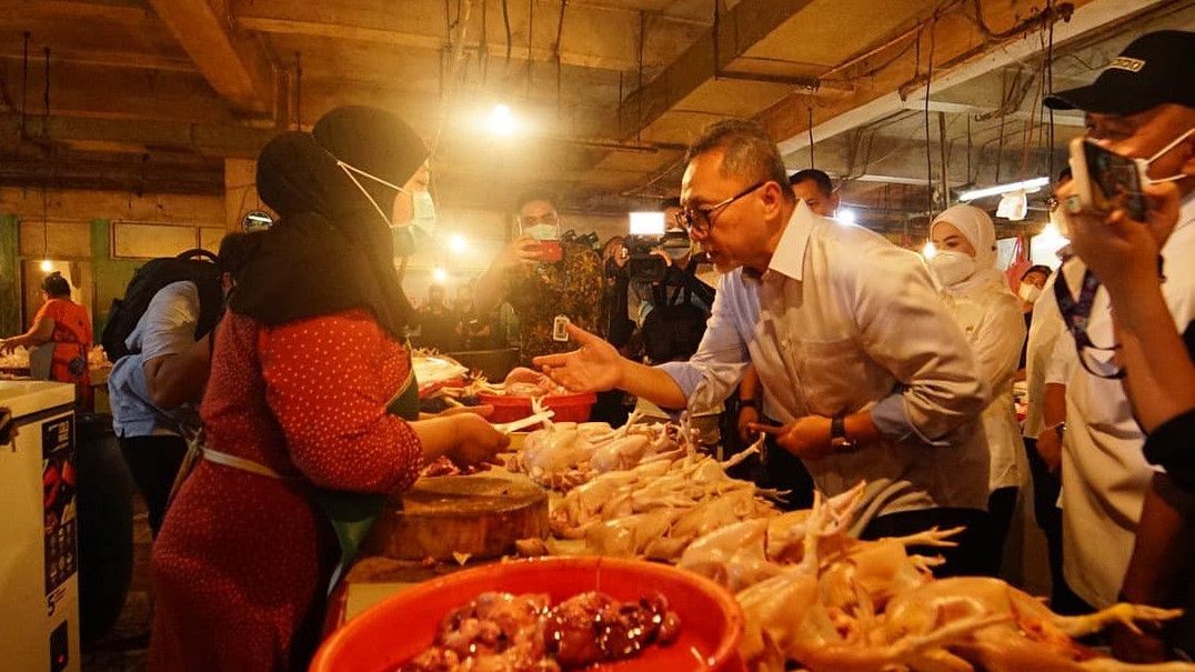 Baru Sehari Jadi Mendag, Zulhas Sudah Bikin Pedagang Pasar Menangis