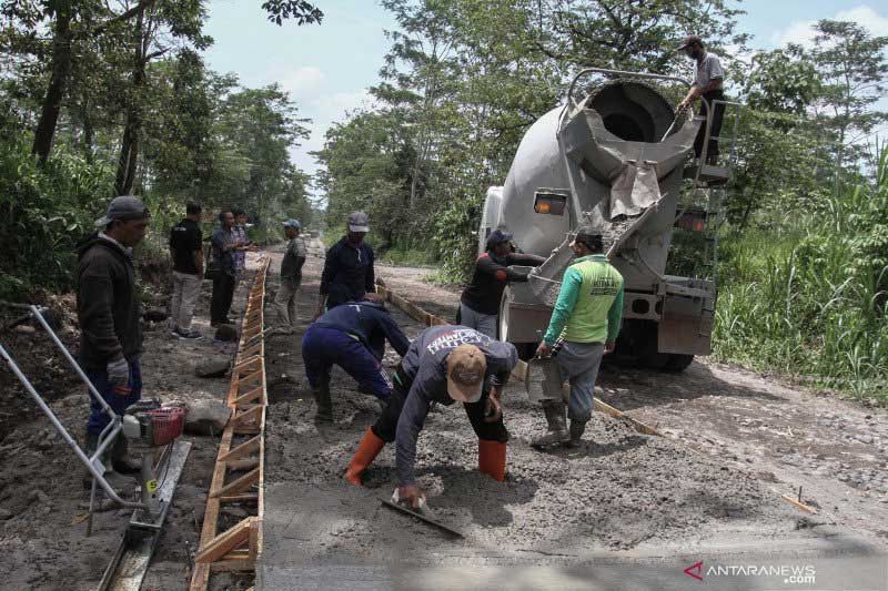 Viral Pemotor Terobos dan Rusak Jalan Nanjung Jabar yang Baru Dicor