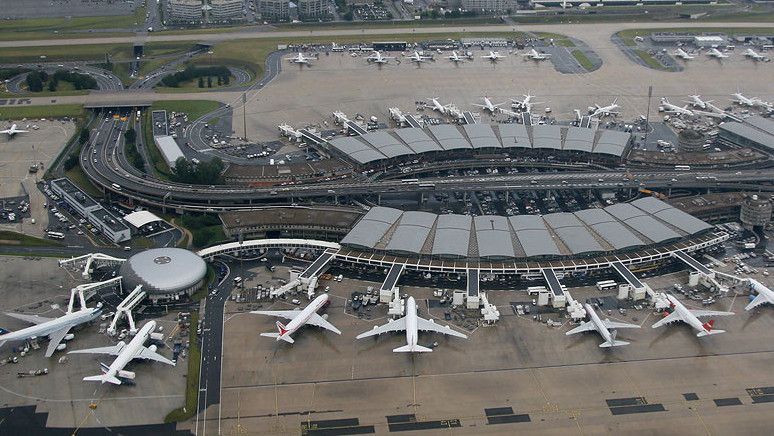 Salah Ucap Pengawas Bandara Paris Pernah Hampir Benturkan Dua Pesawat