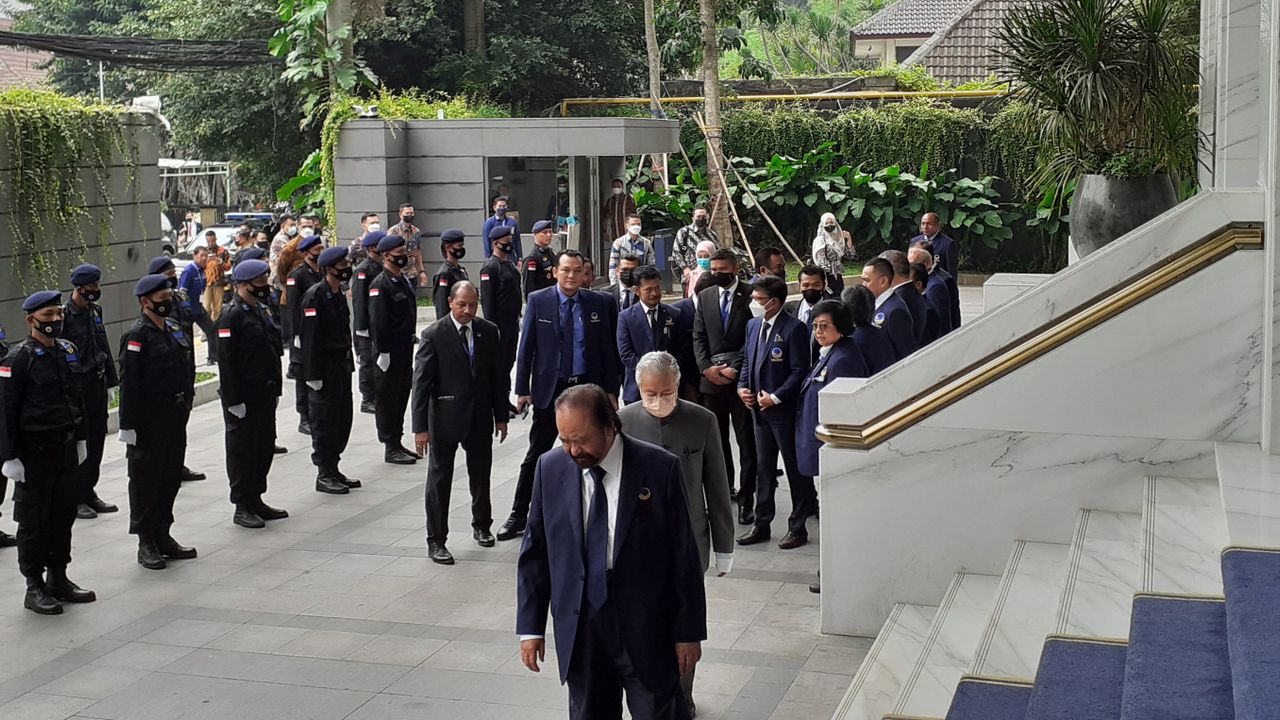 Hangatnya Sikap Surya Paloh saat Menyambut Mahathir Mohamad di NasDem Tower