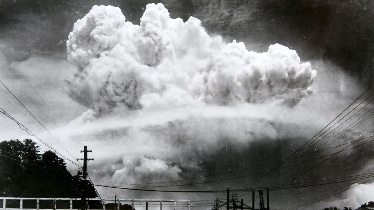 Kepulan awan akibat ledakan nuklir di langit Nagasaki, Jepang, pada 9 Agustus 1945 (Wikimedia Commons)