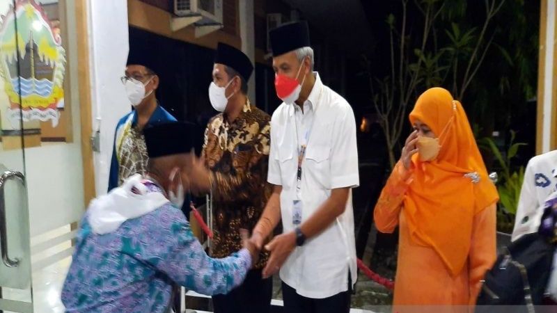 Gubernur Jawa Tengah Ganjar Pranowo Lepas Jemaah Calon Haji Kloter Pertama Embarkasi Solo