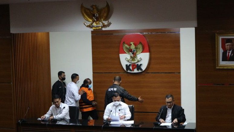Usai Diperiksa, KPK Tahan Tersangka Bupati Mamberamo Tengah Ricky Ham Pagawak