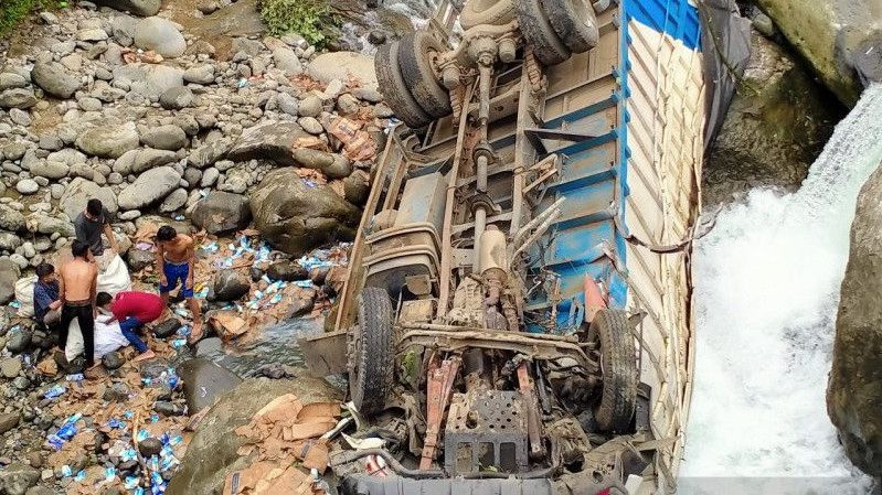 Jatuh ke Sungai, Kecelakaan Truk Berisi Susu Ini Viral di Padang