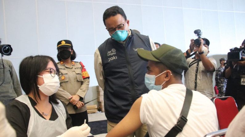 Terkuak Alasan Warga Jakarta Berbondong-bondong Antre Vaksin, Anies: Lebih Cepat Lebih Baik