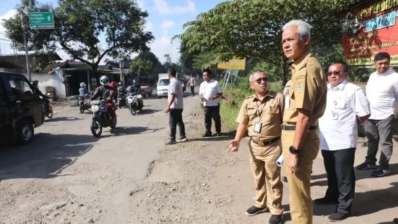 Kurang dari 24 Jam, Ganjar Pranowo Benahi Jalan Rusak Aduan Warga via Twitter