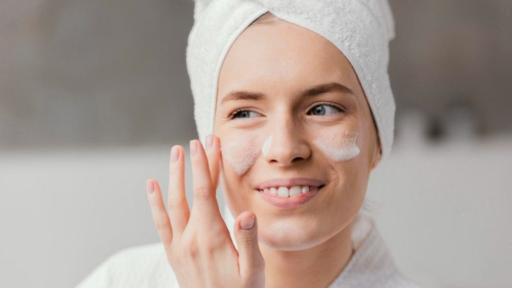 6 Produk Peeling Wajah yang Bagus, Efektif Mengangkat Kulit Mati