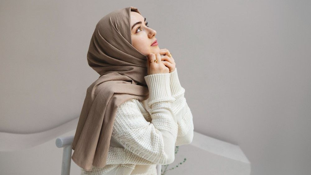Warna Hijab yang Bikin Muka Cerah, Simak Pilihan-pilihannya di Sini