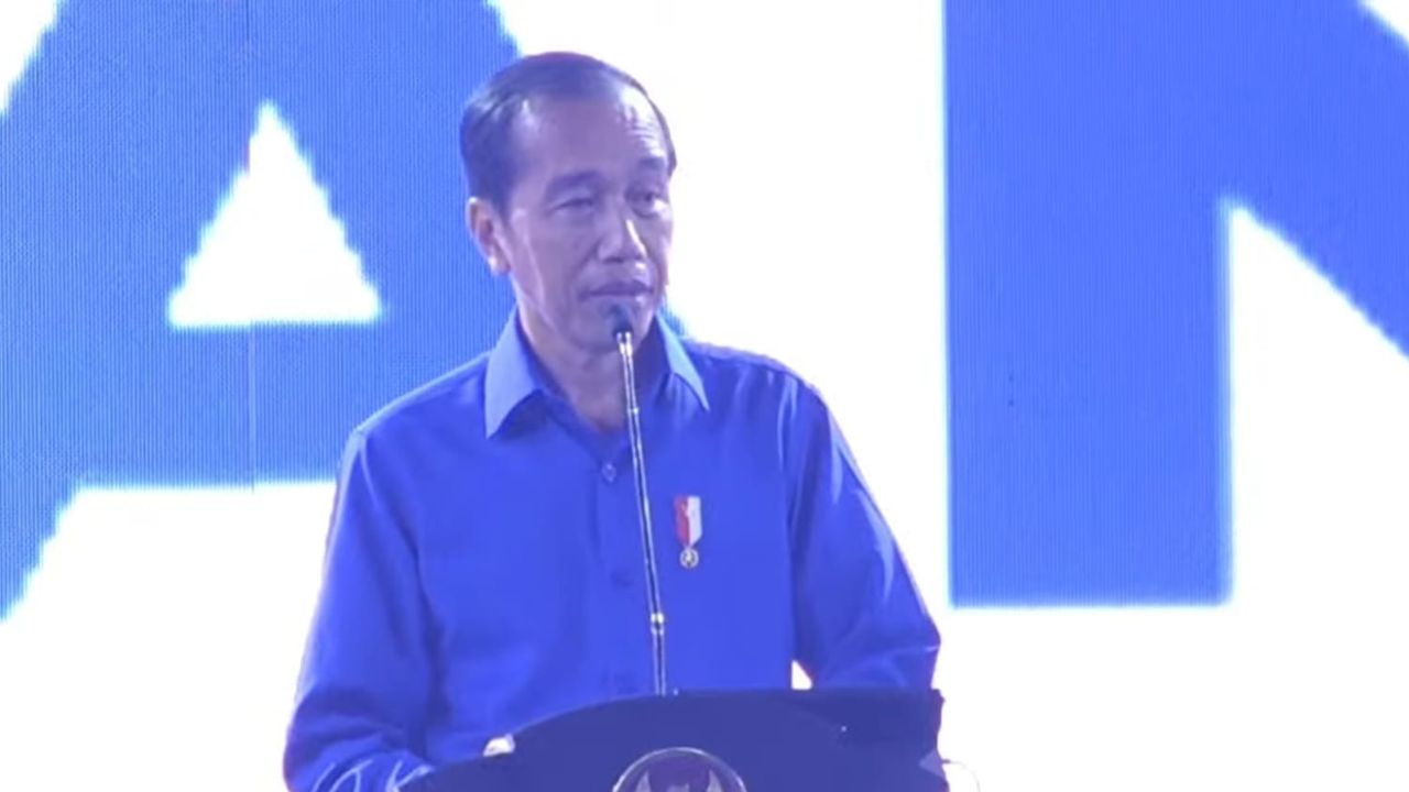 Jokowi Pakai Baju Biru saat Hadiri Kongres PAN: Biar Gantengnya Sama Seperti Pak Zul