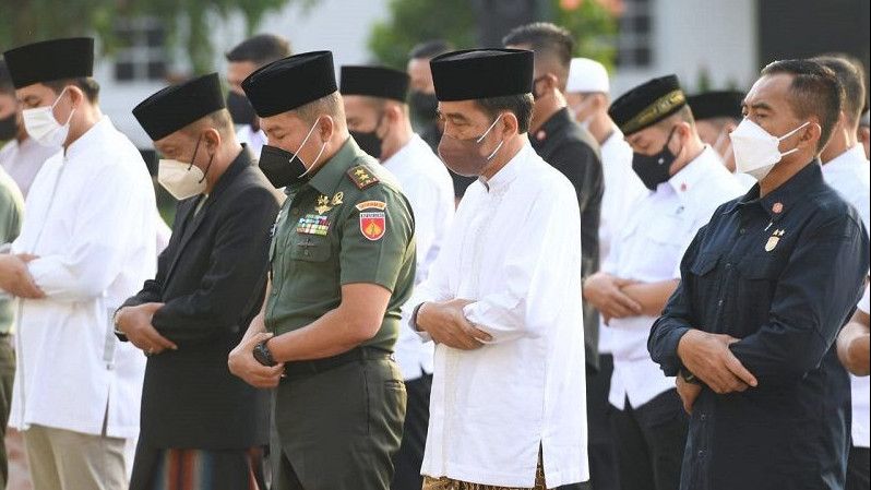 Momen Jokowi, Iriana, dan Kaesang Salat Idulfitri di Halaman Gedung Agung, Istana Kepresidenan Yogyakarta