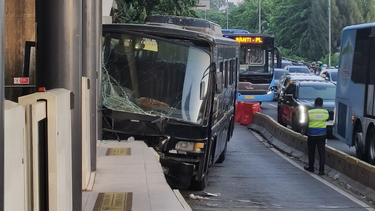 Bus Paspampres Tabrak Halte TransJakarta di Petamburan Jakpus