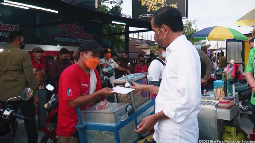 Aksi Jokowi 'Pamer' Bantuan Modal Rp1,2 Juta ke Tukang Bakso hingga Gorengan di Depan Para Dubes Asing