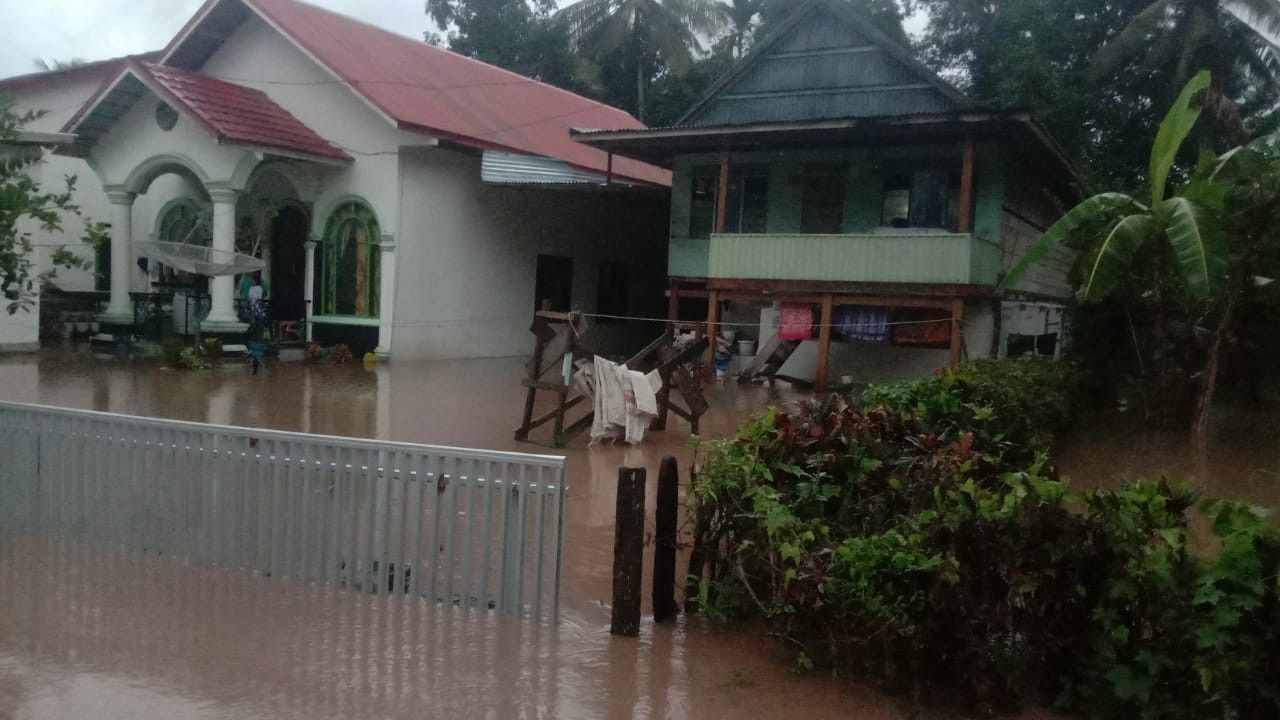 Penampakan Rumah Warga Terendam Banjir Akibat Cuaca Ekstrem di Bone Sulsel