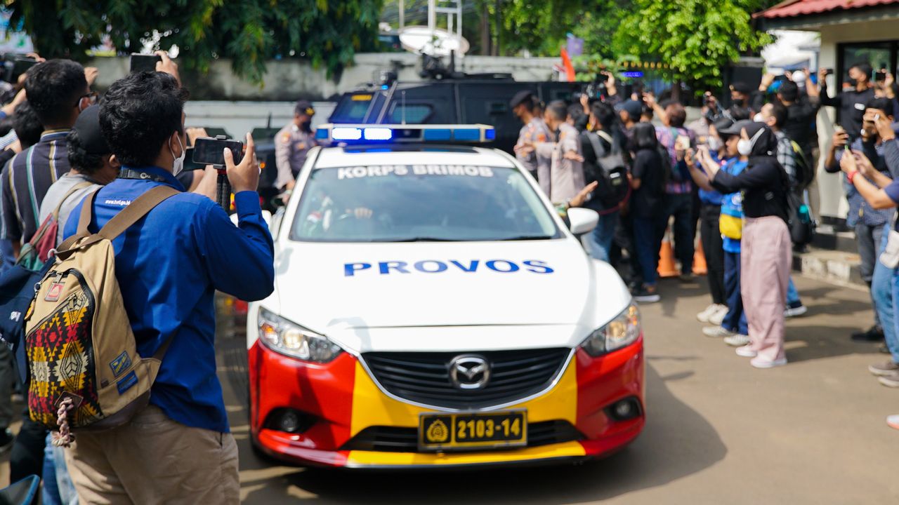 Momen Terduga Jambret Tinggalkan Motornya Demi Bawa Kabur Mobil Polisi di Jakarta Pusat