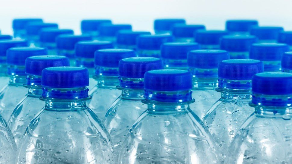 Air Minum dalam Kemasan di Indonesia Terpapar Mikroplastik, Cek Faktanya..