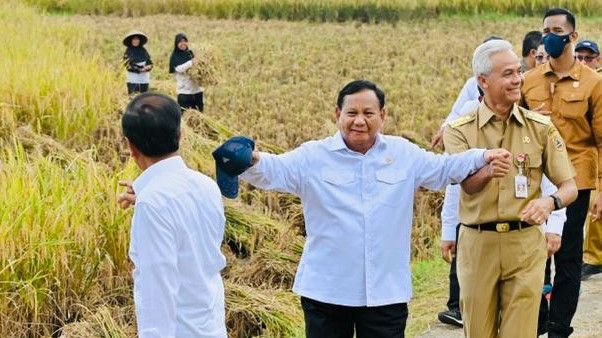 Prabowo Tertawa Lepas Saat Bersama Ganjar di Kebumen, Gus Umar: Bahagia Banget Nikmatin Kekuasaan, Enak Pak?