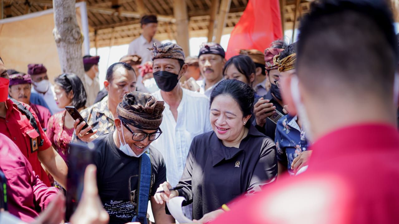 Kemarin Cemberut, Kini Puan Tersenyum Manis Saat Sambangi Warga Badung Bali