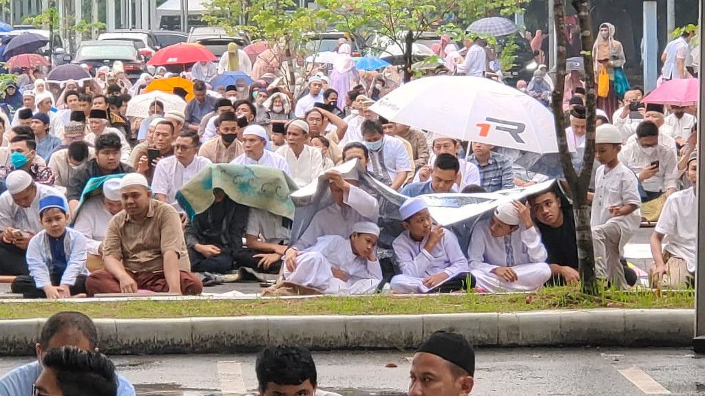 Warga Muhammadiyah Tetap Gelar Salat Id Meski Hujan di Pulo Mas, Jakarta Timur