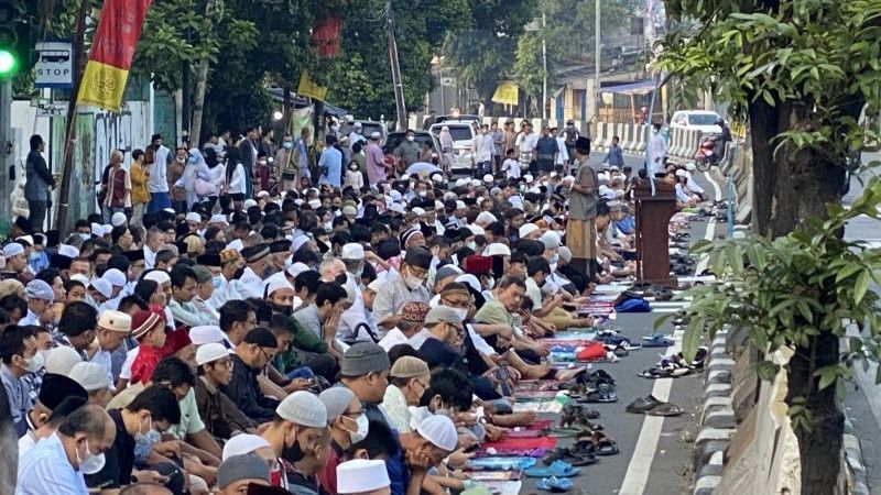 Momen Ribuan Jemaah Tampak Khusyuk Ikuti Salat Iduladha Muhammadiyah di Tanah Abang