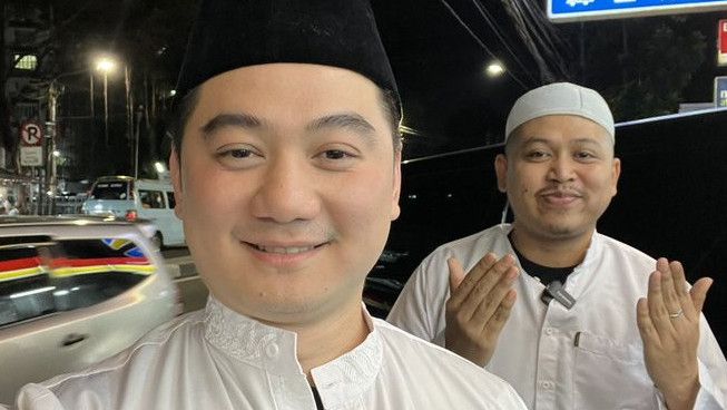 Sahur Bareng Tretan Muslim Pakai Gamis dan Peci, Aura Ketampanan Chef Arnold Bikin Netizen Geregetan Suruh Mualaf