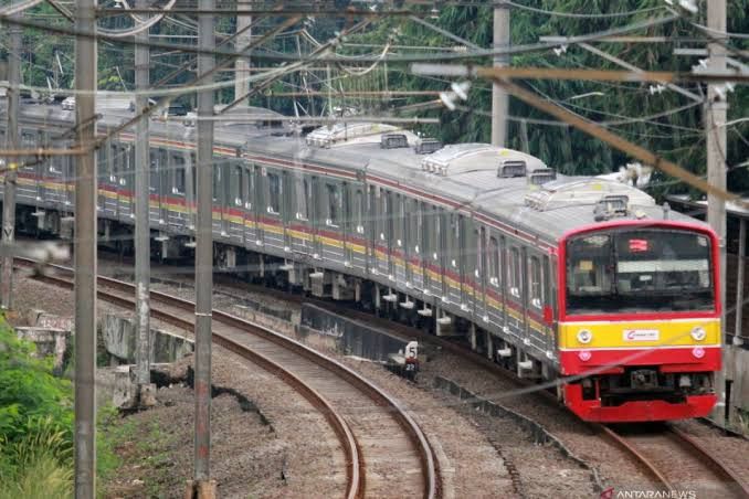 Jalur Kereta di Stasiun Kebayoran-Pondok Ranji Banjir, Perjalanan KRL Terganggu dan Terlambat