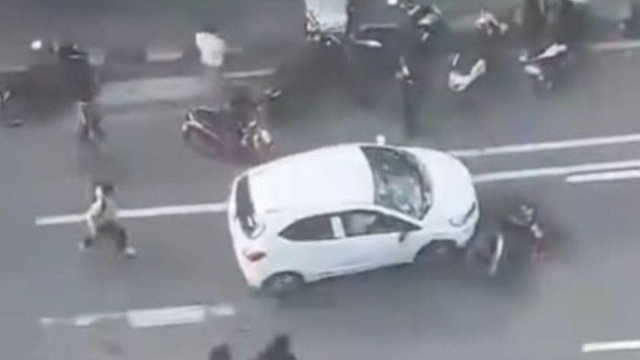 Mobil Tabrak Pemotor Sampai Kendaraan Terseret Saat Demo DPR Kemarin, Polisi Cari Pengemudi