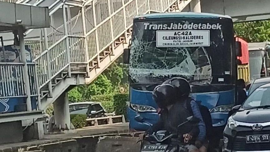 Bus Transjabodetabek Tabrak Transjakarta di Jakarta Barat, Polisi: Tak Ada Korban Jiwa