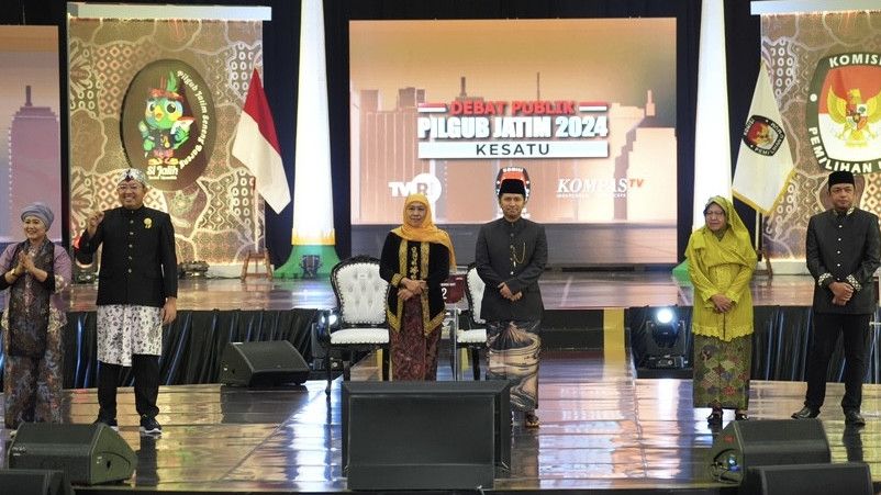 Adu Outfit Tiga Paslon Pakai Baju Adat di Debat Perdana di Pilgub Jatim