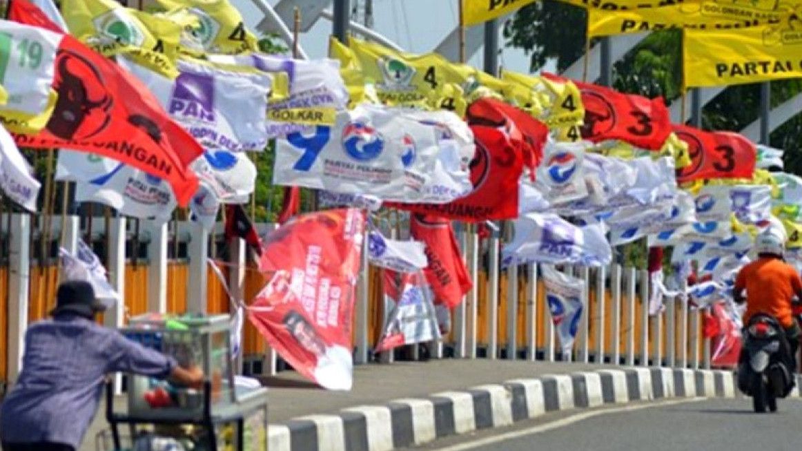 Pengendara Sepeda Motor Jatuh Akibat Bendera Parpol, Bawaslu Minta Segera Tertibkan APK di Zona Terlarang