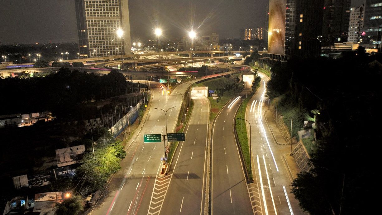 Situasi Minggu Malam di Jakarta Jelang Perpanjangan PPKM Darurat: Lengang Tanpa Kendaraan