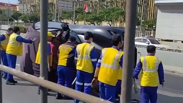 Tragis, Mobil Pengangkut Ferrari Terbalik di Jakarta Barat