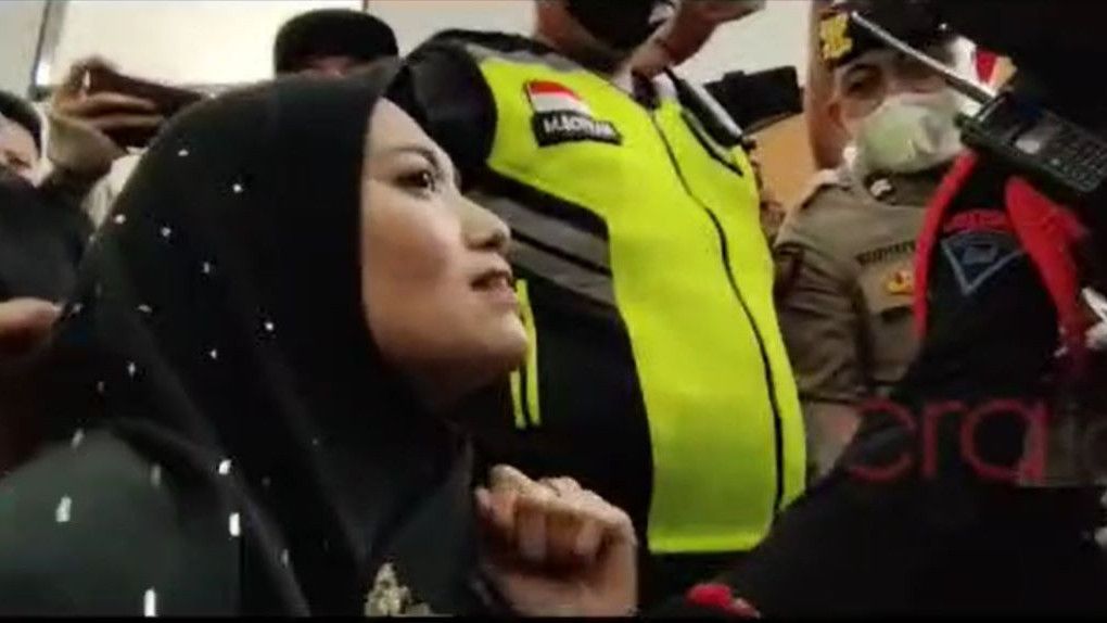 'Aku Sayang Banget Sama Pak Sambo', Detik-Detik Wanita Coba Peluk Ferdy Sambo Jelang Sidang Tuntutan