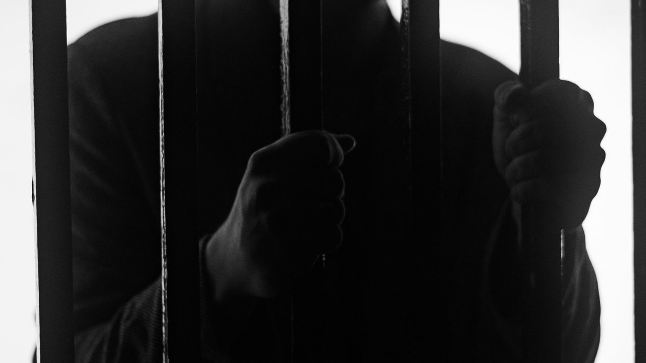 Pria di Mataram Ditangkap Sewaktu Selfie Pamerkan 20 Kantong Sabu-Sabu