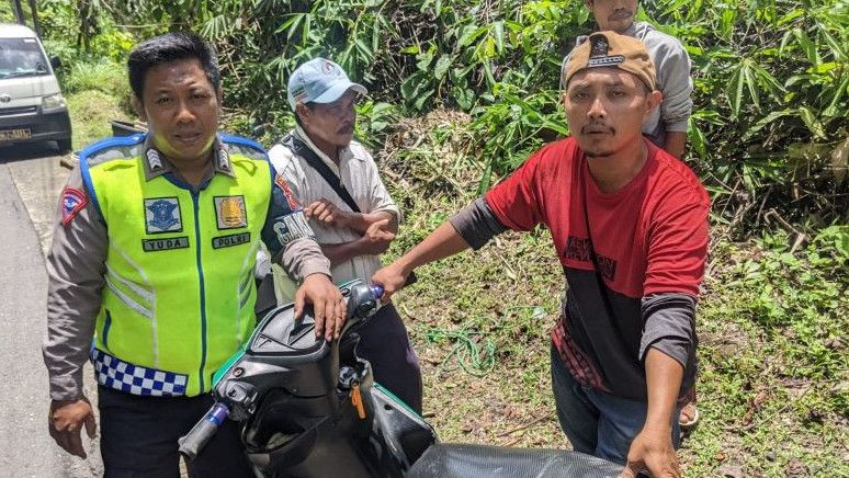 Akibat Hilang Kendali, Pemotor Wanita di Sukabumi Terjun ke Jurang