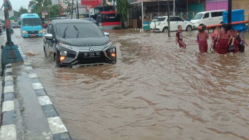 Terendam Banjir, Jalan Poros Makassar-Maros Tiba-Tiba Jadi 'Sungai'