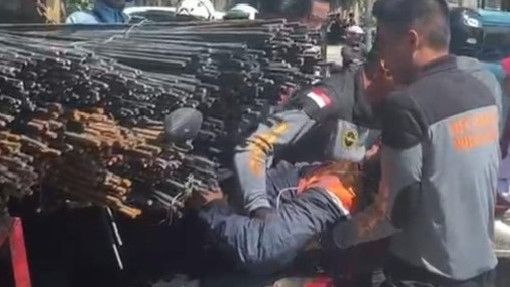 Niatnya Cuma Melintas, Pensiunan PNS di Makassar Malah Nyaris Tewas Tertusuk Besi Truk yang Lagi Parkir