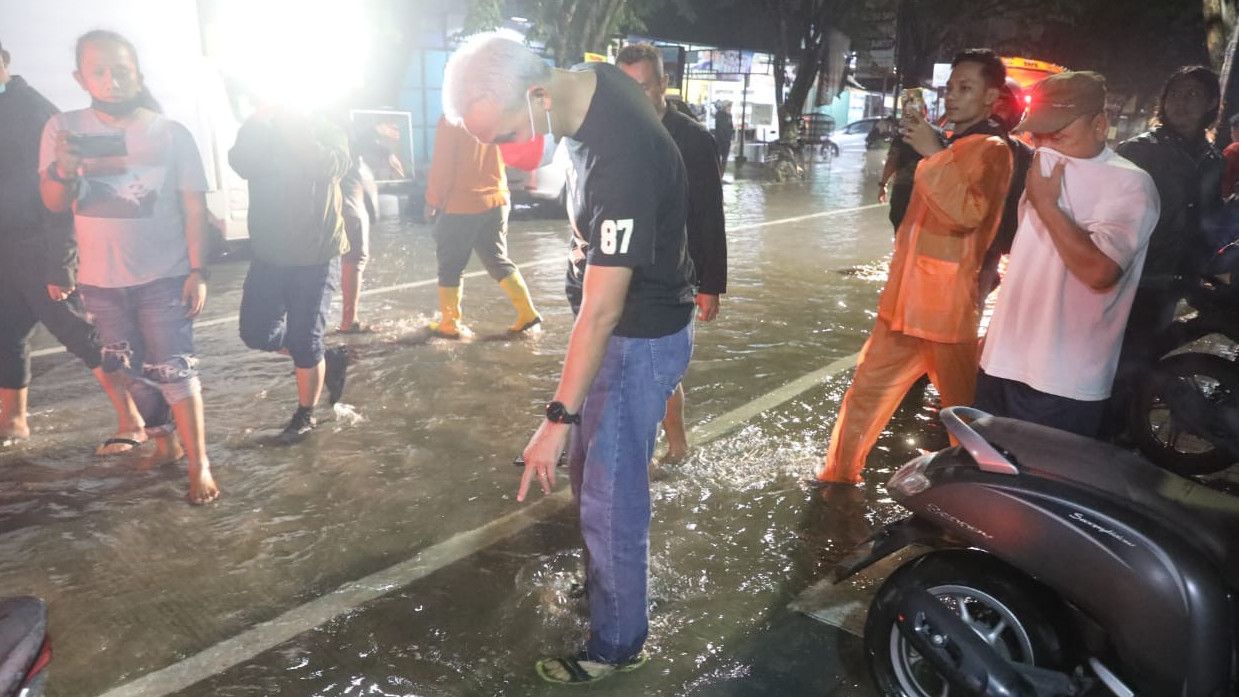 Momen Tahun Baru Ganjar Pranowo,  Cek Kawasan Banjir Pakai Sandal Keple-keple, hingga Ngobrol Bareng David Eks Naif