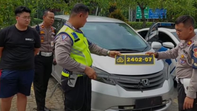 Kejar-kejaran, Polisi Tangkap Pengemudi Mobil Pakai Plat Dinas Polri dan Rotator di Tol Tangerang-Merak