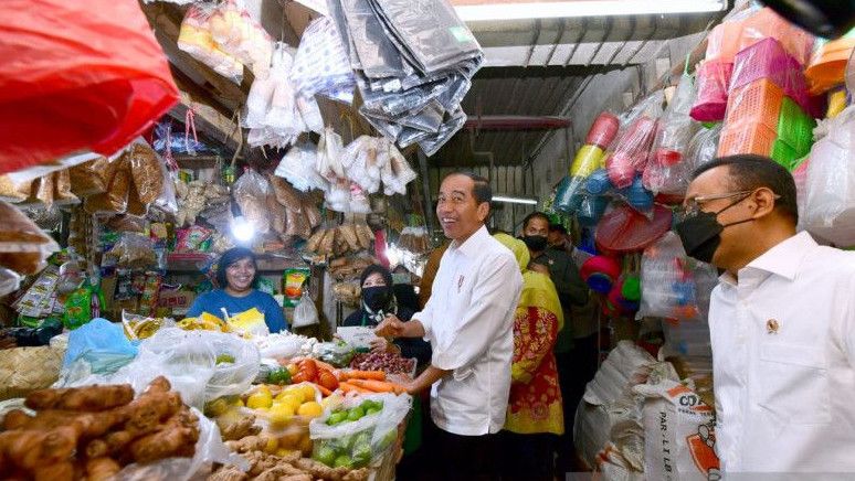 Presiden Jokowi Tinjau Harga Sembako di Pasar Wonokromo Kota Surabaya