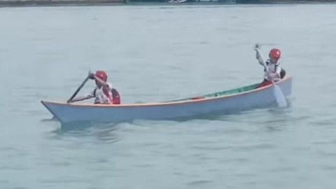 Viral Dua Bocah di Bone Sulsel Bersampan Lintasi Sungai Demi Bersekolah di Kabupaten Tetangga