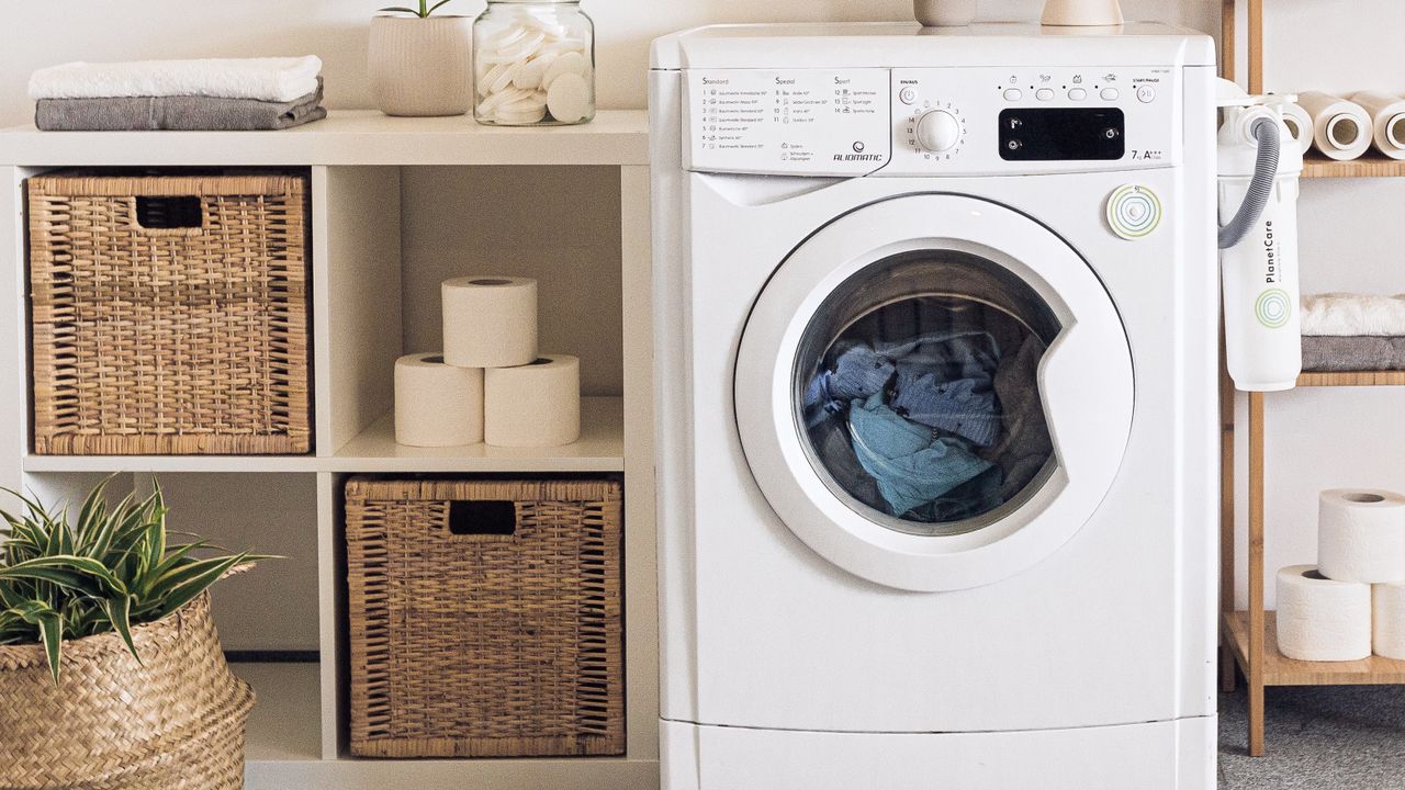Memasuki Musim Penghujan, Yuk Kenali Produk Mesin Cuci yang Sesuai Kebutuhan Keluarga