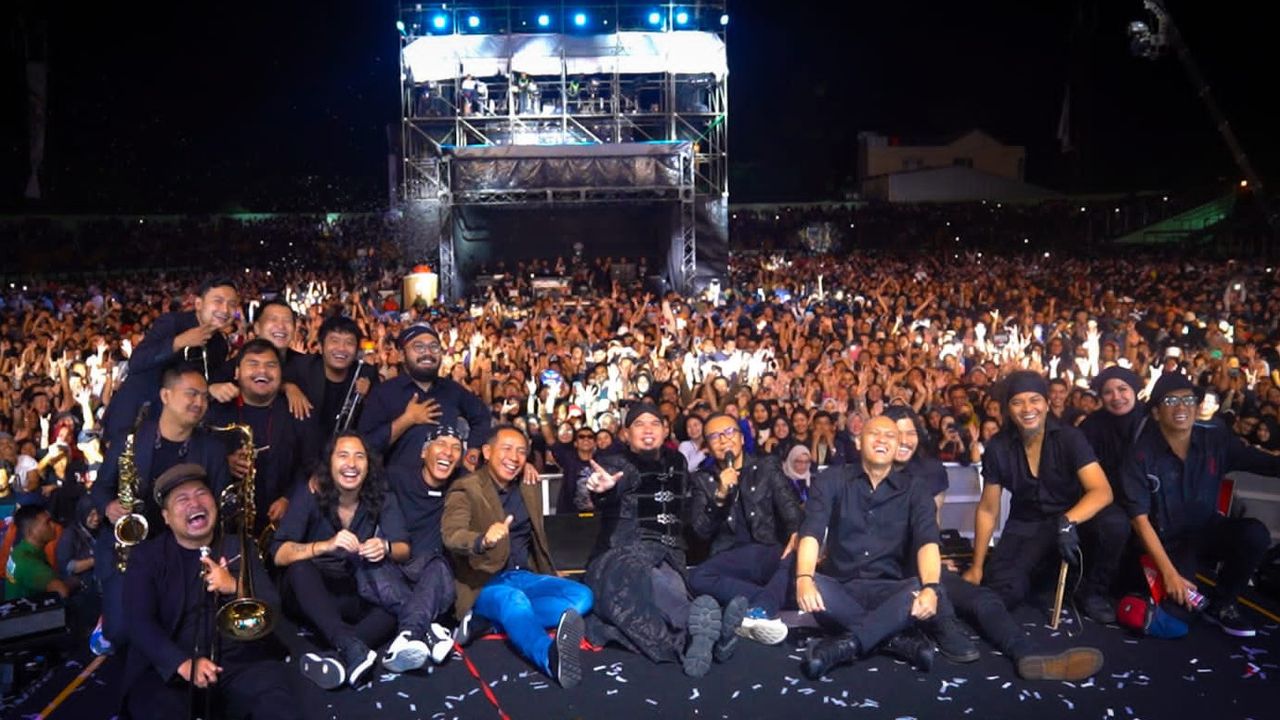 Detik-Detik Wakasad Letjen Agus Subiyanto Jadi Gitaris Dewa 19 Saat Konser di Stadion Siliwangi